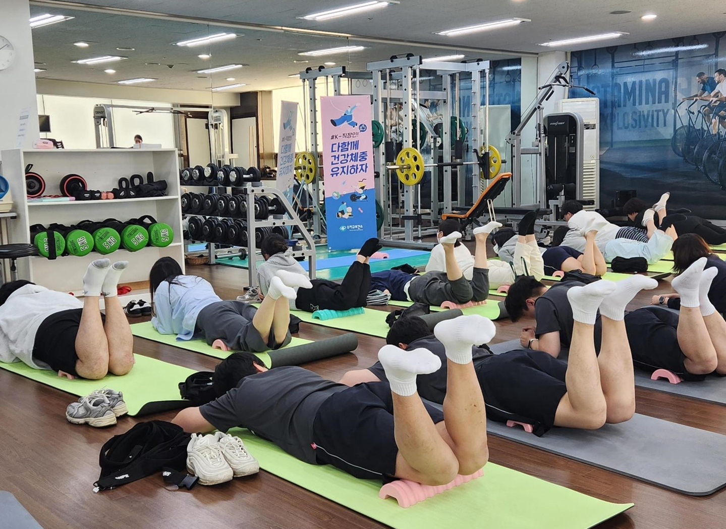 Participants take part in a lunch fitness program run by Hyundai Green Food at workplace cafeterias. [HYUNDAI GREEN FOOD] 
