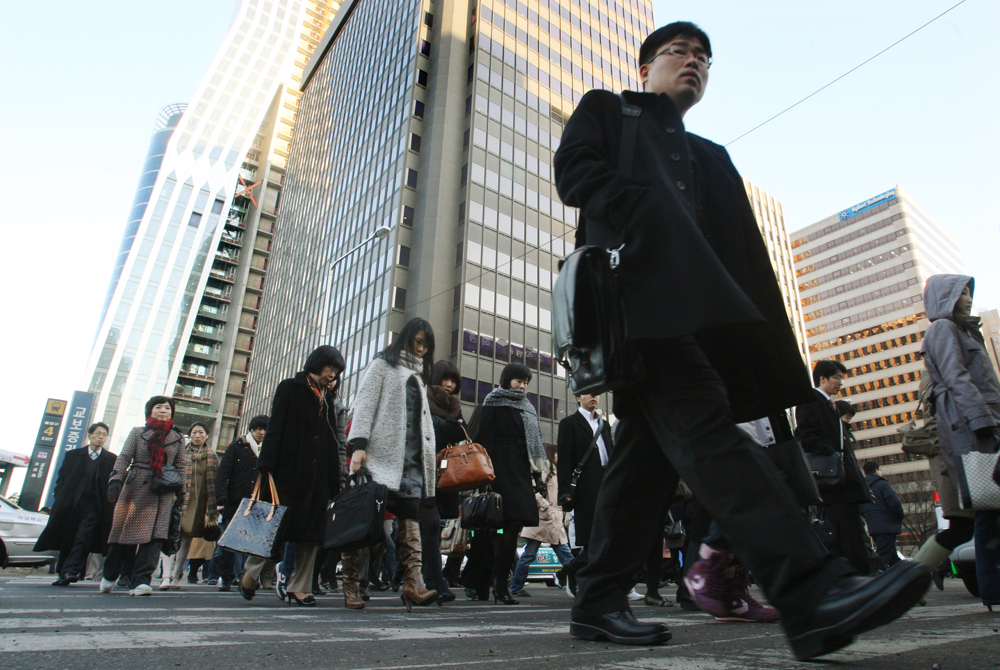 Commuters head to work in Seoul. [JOONGANG ILBO]