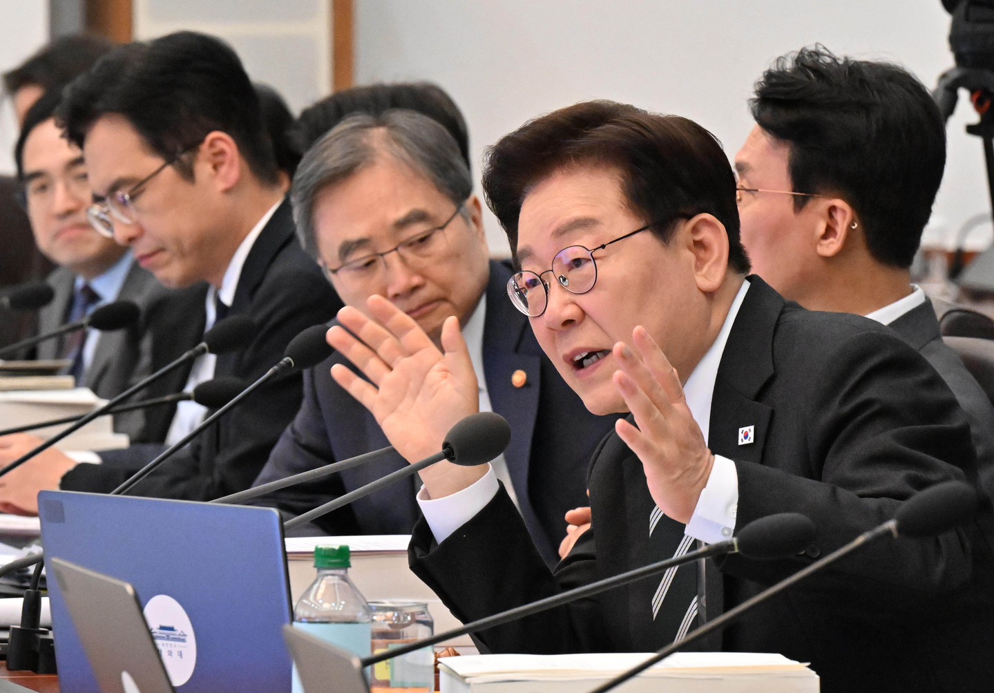 President Lee Jae Myung speaks during the 18th Cabinet meeting and the sixth emergency economic inspection meeting at the presidential office on the morning of April 28. [JOINT PRESS CORPS]
