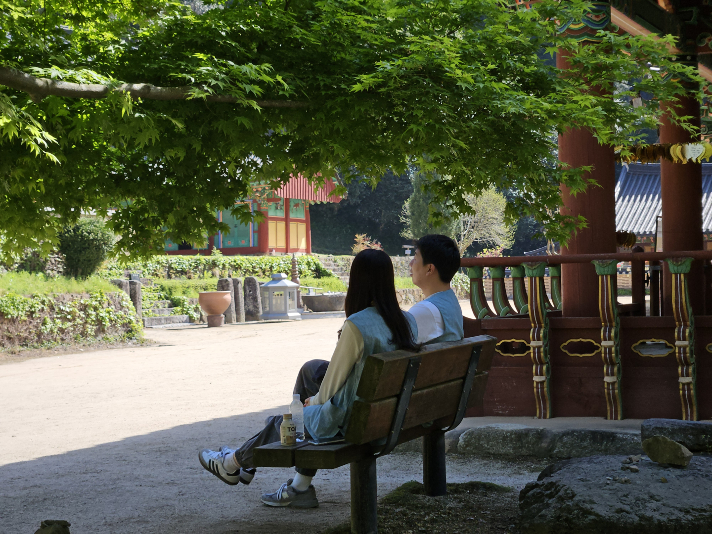 Participants are on a date at a temple through a matchmaking program organized by the Korean Buddhist Foundation For Social Welfare. [KOREAN BUDDHIST FOUNDATION FOR SOCIAL WELFARE] 