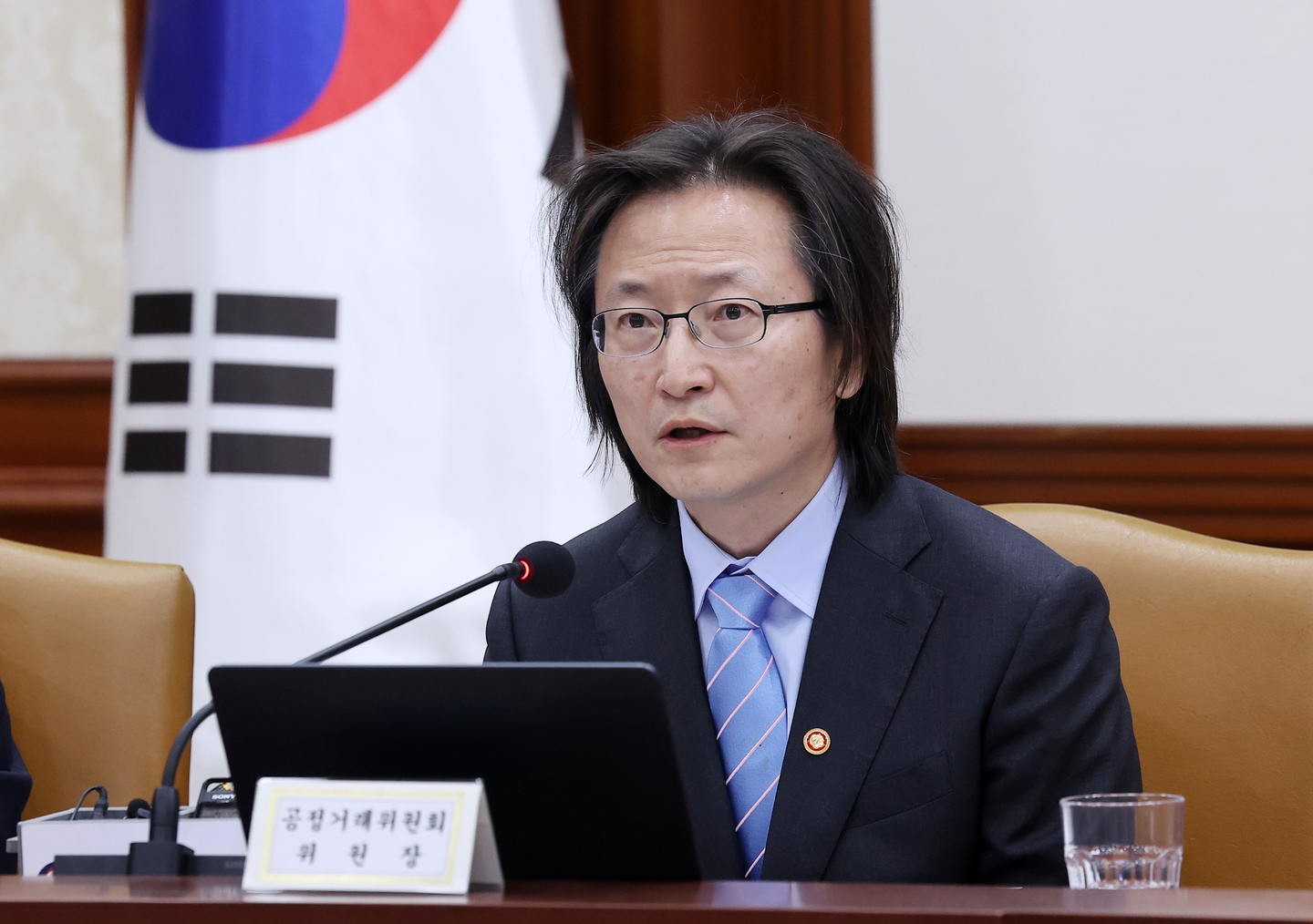 Fair Trade Commission Chairman Ju Biung-ghi speaks at a meeting of ministers related to managing market prices affecting people's livelihoods held at the government complex in Seoul on April 23. [NEWS1] 