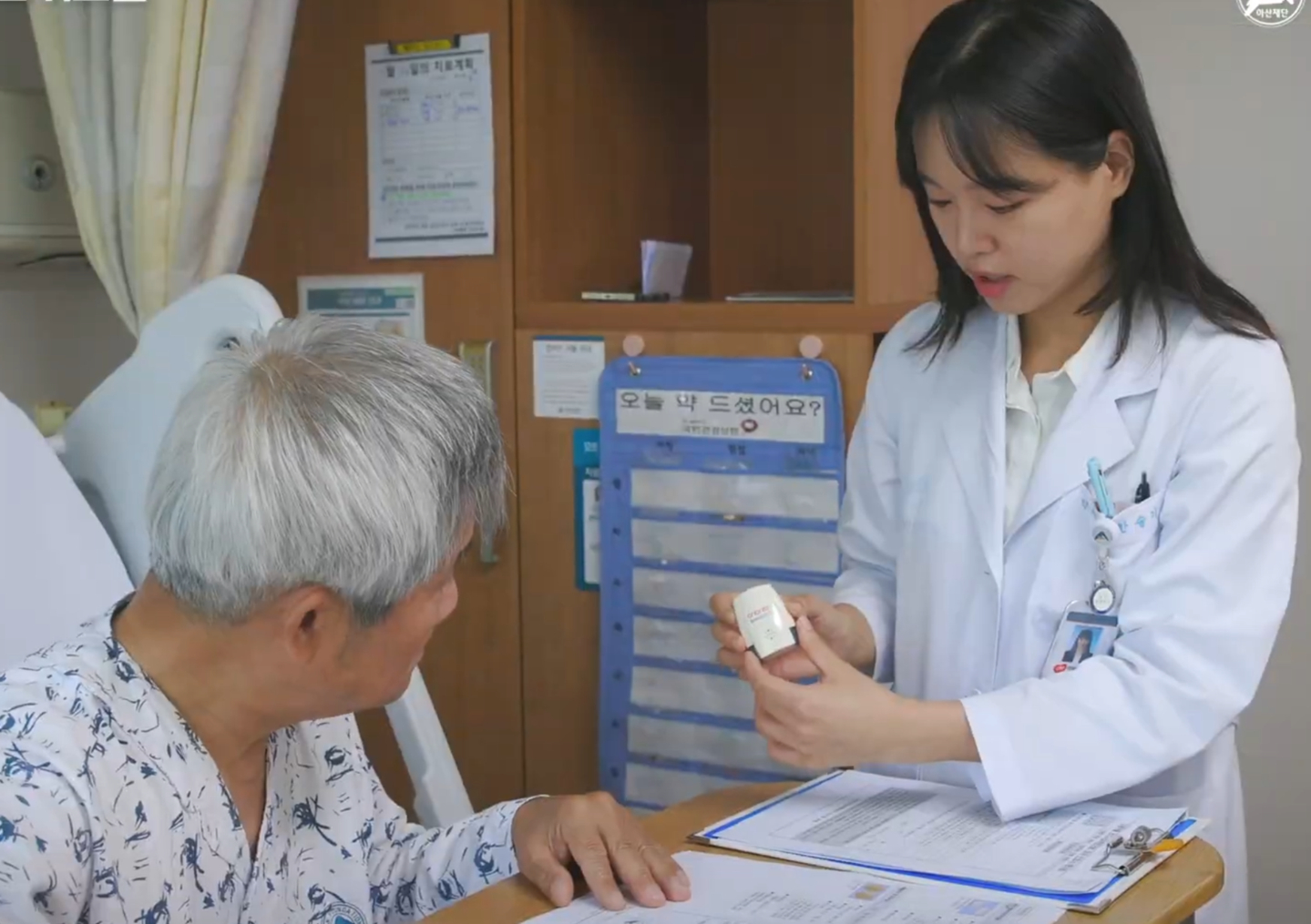 A pharmacist at Seoul Asan Medical Center explains the effects and proper usage of medications to a patient preparing for discharge. [SEOUL ASAN MEDICAL CENTER]