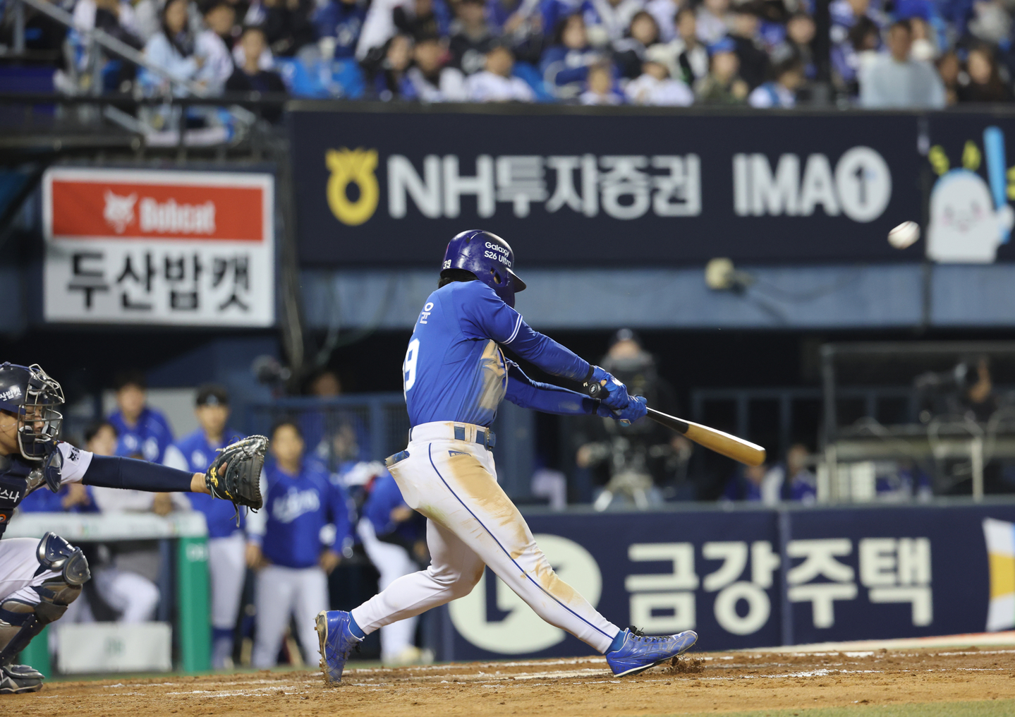 Samsung Lions' Kim Seong-yoon hits during a game with the Doosan Bears at the Jamsil Baseball Stadium in Songpa District, southern Seoul, on April 28. [YONHAP]