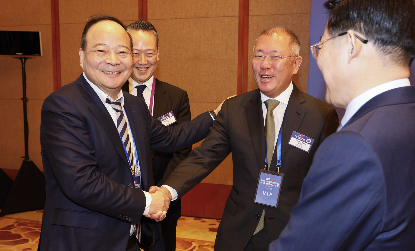 Hyundai Motor Chair Euisun Chung, second from right, shakes hands with CATL Chairman Robin Zeng Yuqun, far left, during a business forum held in Beijing, in this file photo from Jan. 5. [YONHAP]