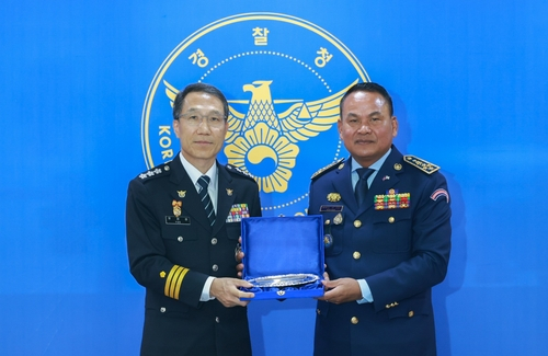 Acting National Police Agency chief Yoo Jae-seong, left, and his Cambodian counterpart Sar Thet pose for a photo after meeting in Seoul on April 29. [NATIONAL POLICE AGENCY]