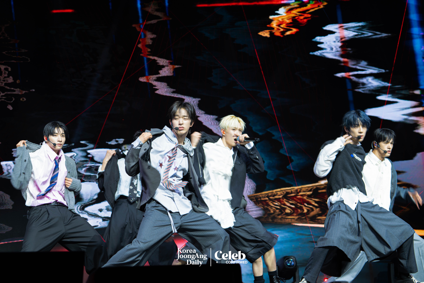 Boy band NEXZ performs the lead track “Mmchk” during a showcase for the release of its second single “Mmchk” at Blue Square in central Seoul on April 27. [DANIELA GONZALEZ PEREZ]