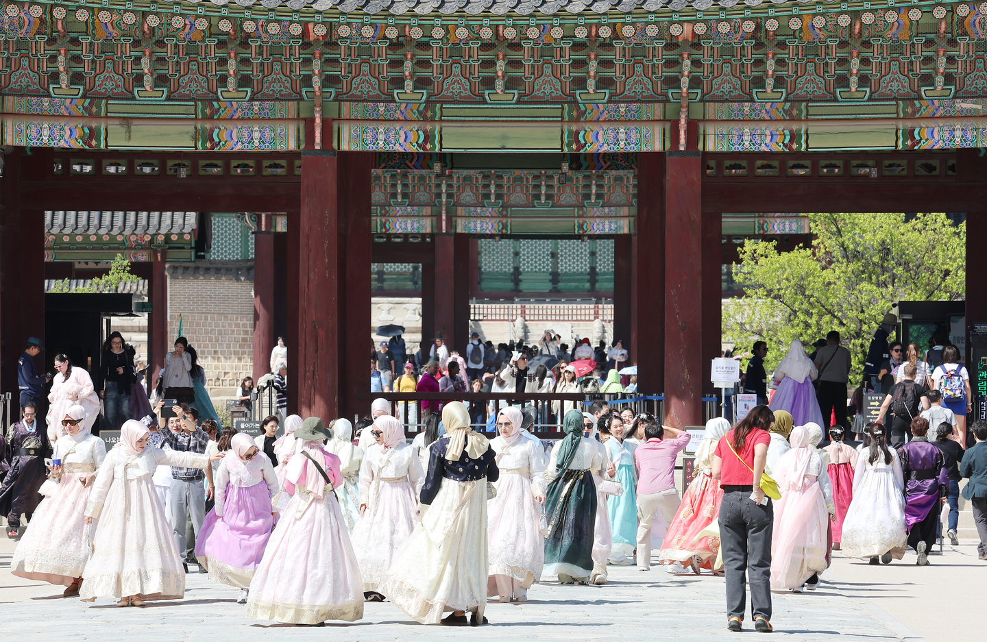 Tourists are seen inside the Gyeongbok Palace in central Seoul on April 16, 2026. [YONHAP]