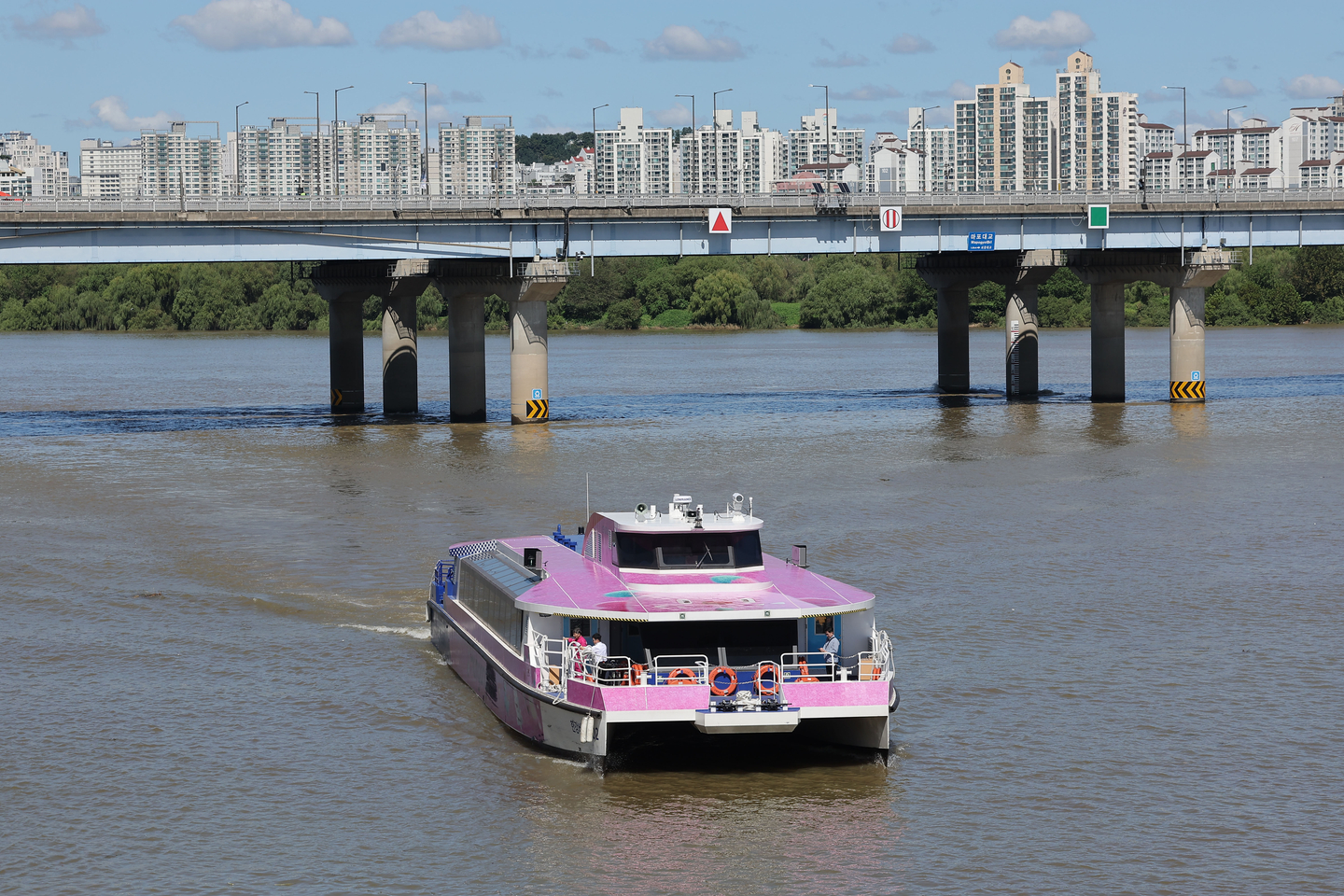 A Hangang Bus ferry heads toward Yeouido Pier, Yeongdeungpo District in western Seoul on Sept. 21, 2025. [YONHAP]
