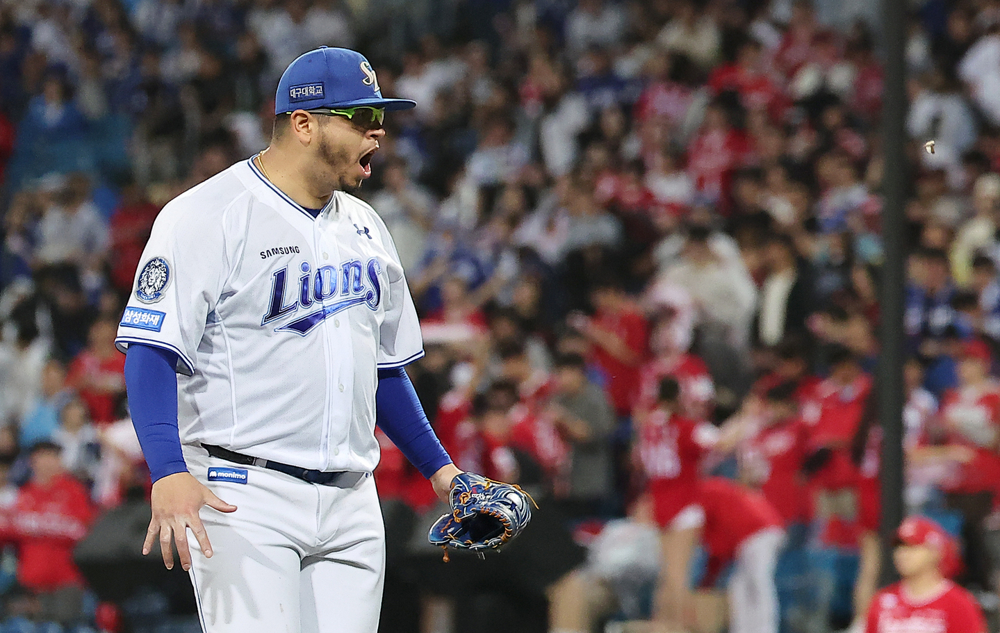 Samsung Lions' Ariel Jurado roars after finishing the top of the seventh inning without allowing a run during a game against the SSG Landers on Oct. 14, 2025. [NEWS1]