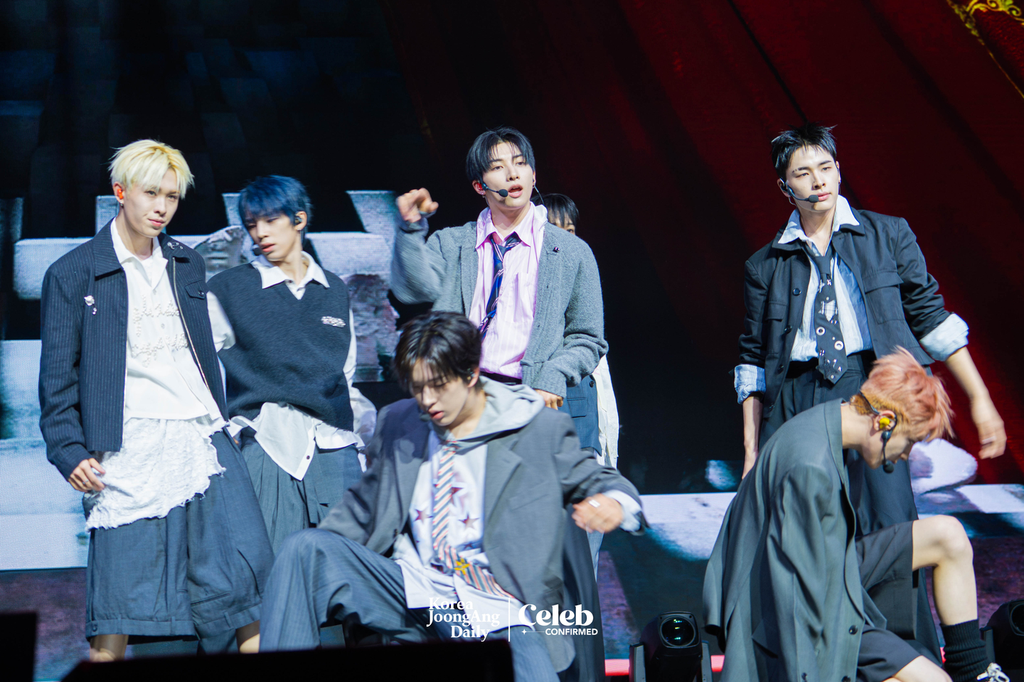 Boy band NEXZ performs the lead track “Mmchk” during a showcase for the release of its second single “Mmchk” at Blue Square in central Seoul on April 27. [DANIELA GONZALEZ PEREZ]