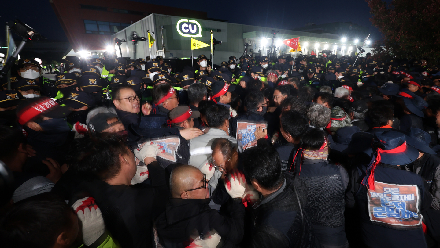 Protesting truckers from labor union under the Korean Confederation of Trade Unions clash with police officers in front of BGF Logis's warehouse in South Gyeongsang on April 20. [YONHAP]  