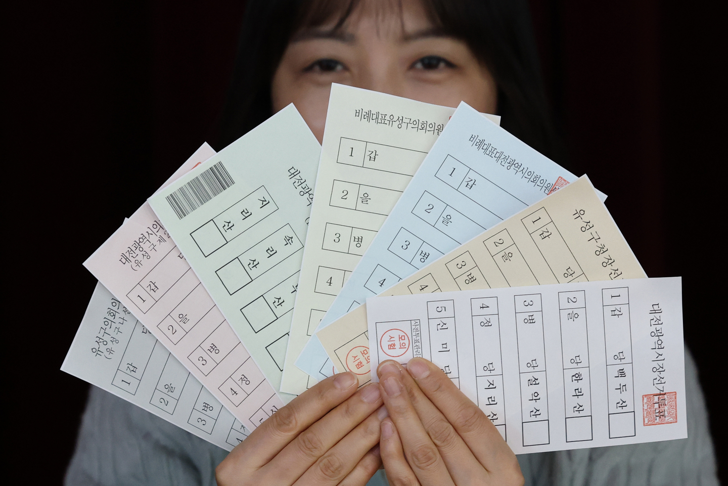 Ballots for the upcoming June 3 local elections are shown during pre-election mock voting session held in Daejeon on April 28. [NEWS1]