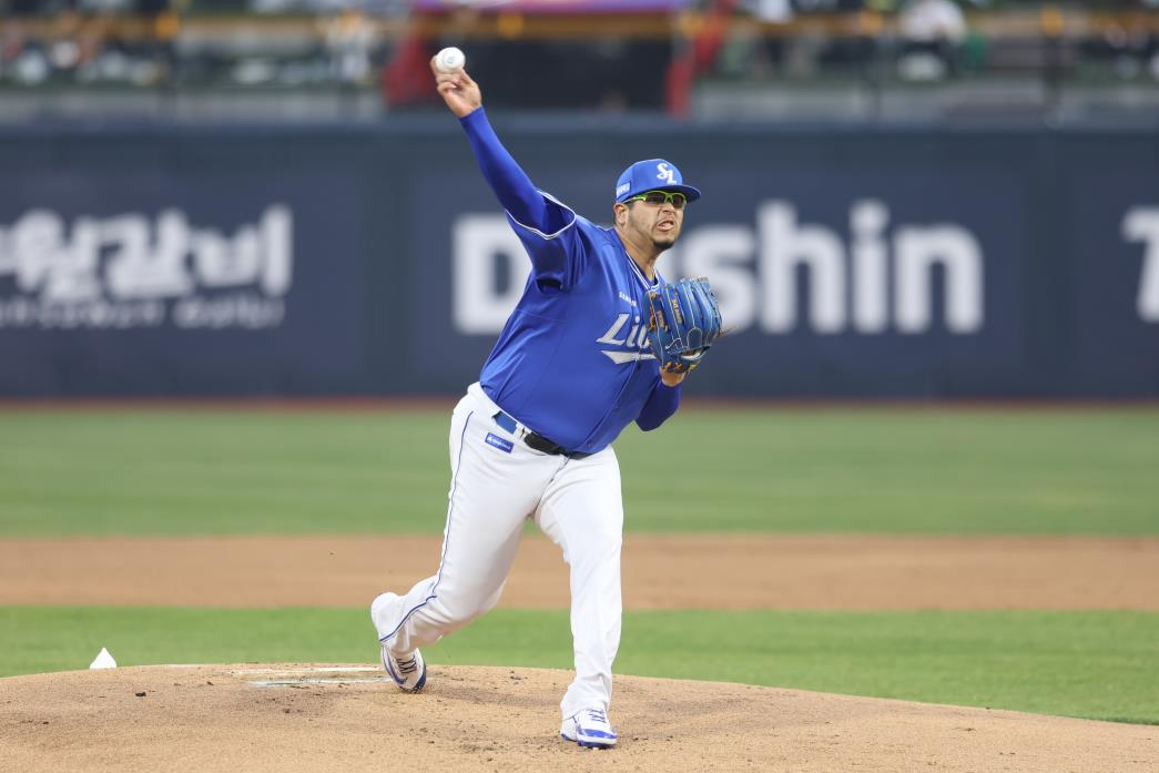 Samsung Lions’ Ariel Jurado pitches during a game against the KT Wiz on April 3. [SAMSUNG LIONS]
