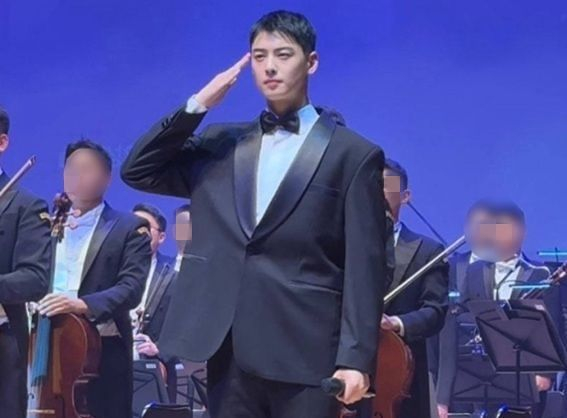 Singer and actor Cha Eun-woo salutes in a photo circulating online. [SCREEN CAPTURE]