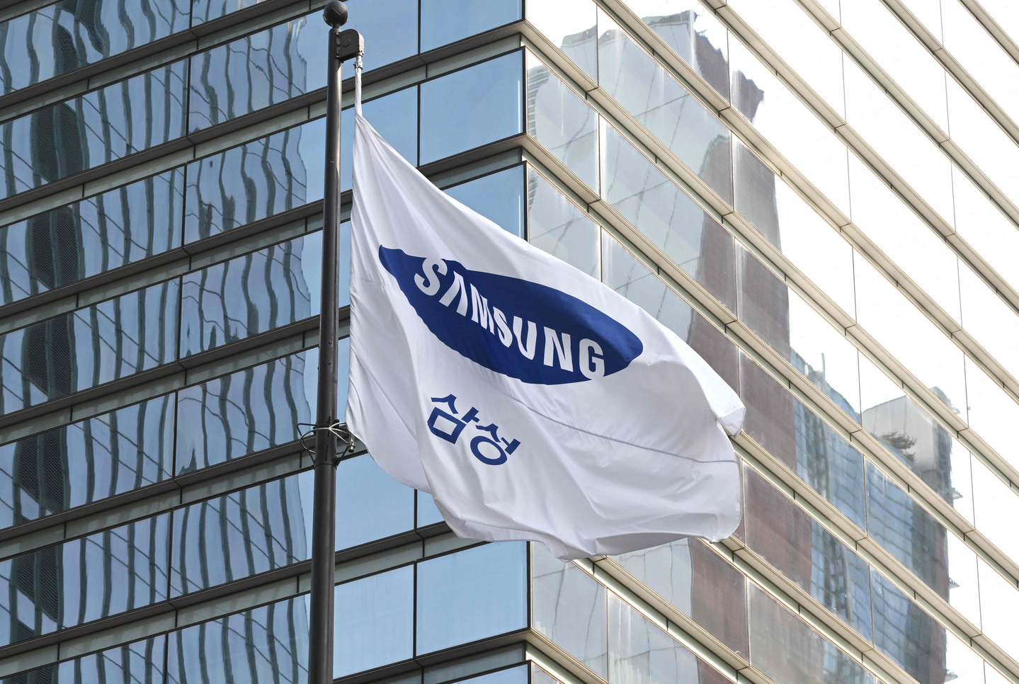 A Samsung flag flutters outside the company's building in Seocho District, southern Seoul on October 8, 2024. [AFP/YONHAP]
