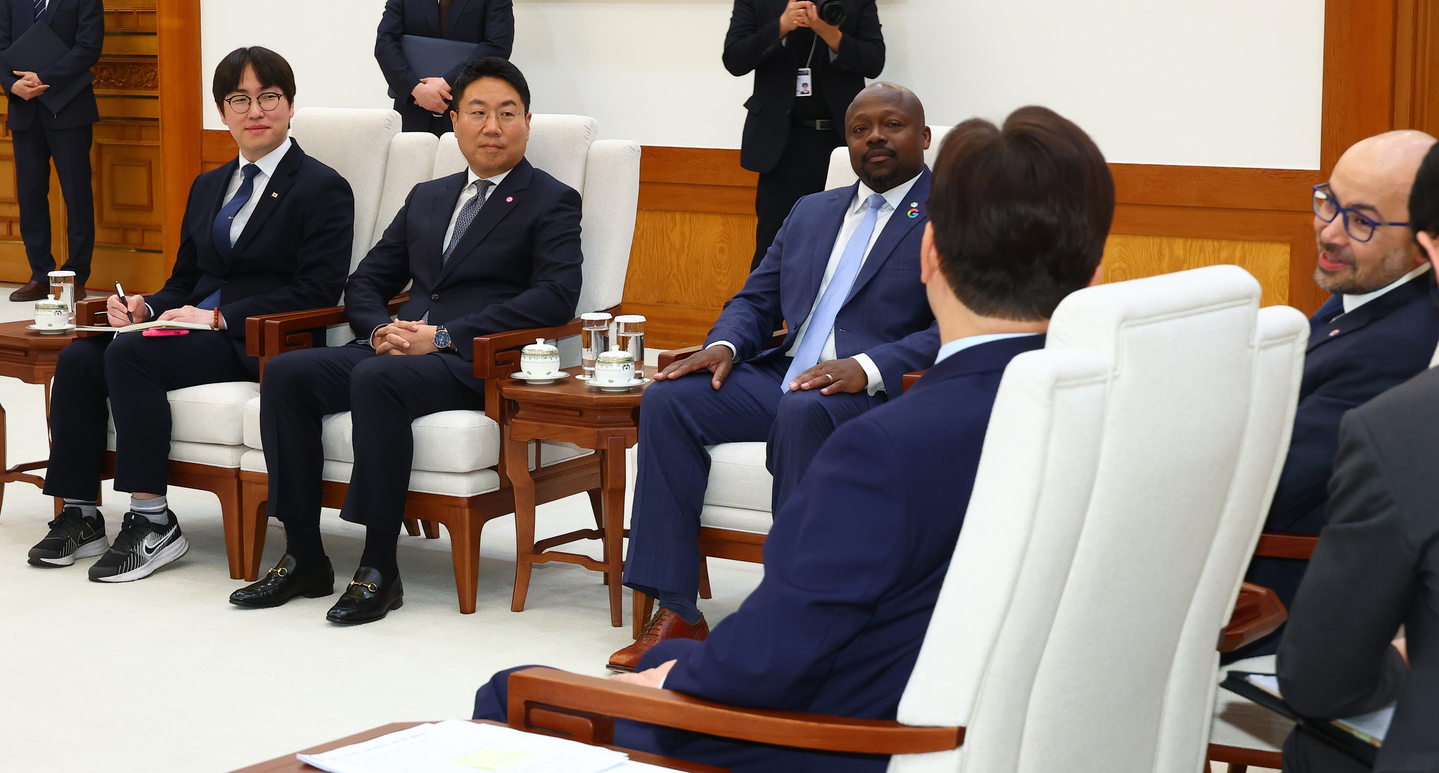 Ha Jung-woo, senior presidential secretary for AI future planning, far left, attends a meeting between President Lee Jae Myung, second from right, and Demis Hassabis, far right, co-founder and CEO of Google DeepMind, at the presidential office on April 27. [JOINT PRESS CORPS]