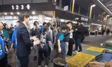 Democratic Party's candidate for Busan's Buk-A constituency, Ha Jung-woo, allegedly rubbing and flicking his hands after greeting store owners at Gupo Market in Busan on April 29. [SCREEN CAPTURE]