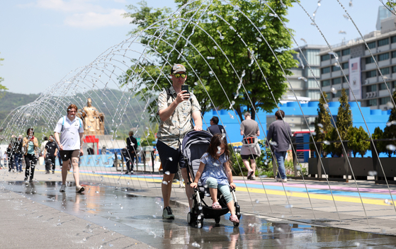 People walk at the Gwanghuamun Square in central Seoul on April 30. [NEWS1] 