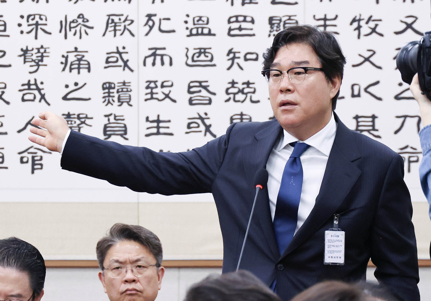 Kim Sung-tae, former chairman of Ssangbangwool Group, answers lawmakers’ questions during a plenary session of a parliamentary special committee investigating allegations of fabricated indictments by political prosecutors under the Yoon Suk Yeol administration at the National Assembly on April 28. [LIM HYUN-DONG]