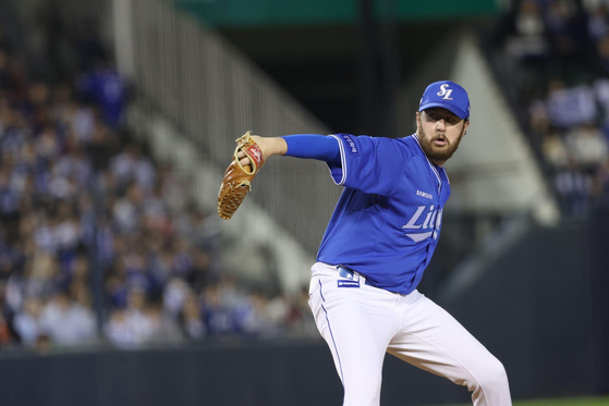 Samsung Lions starter Jack O'Loughlin pitches against the Doosan Bears during the clubs' KBO regular-season game at Jamsil Baseball Stadium in Seoul on April 29. [SAMSUNG LIONS]
