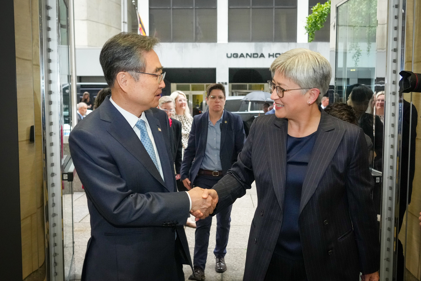 Foreign Minister Cho Hyun, left, shakes hand with Australian Foreign Minister Penny Wong in New York on Sept. 26, 2025. [MINISTRY OF FOREIGN AFFAIRS]