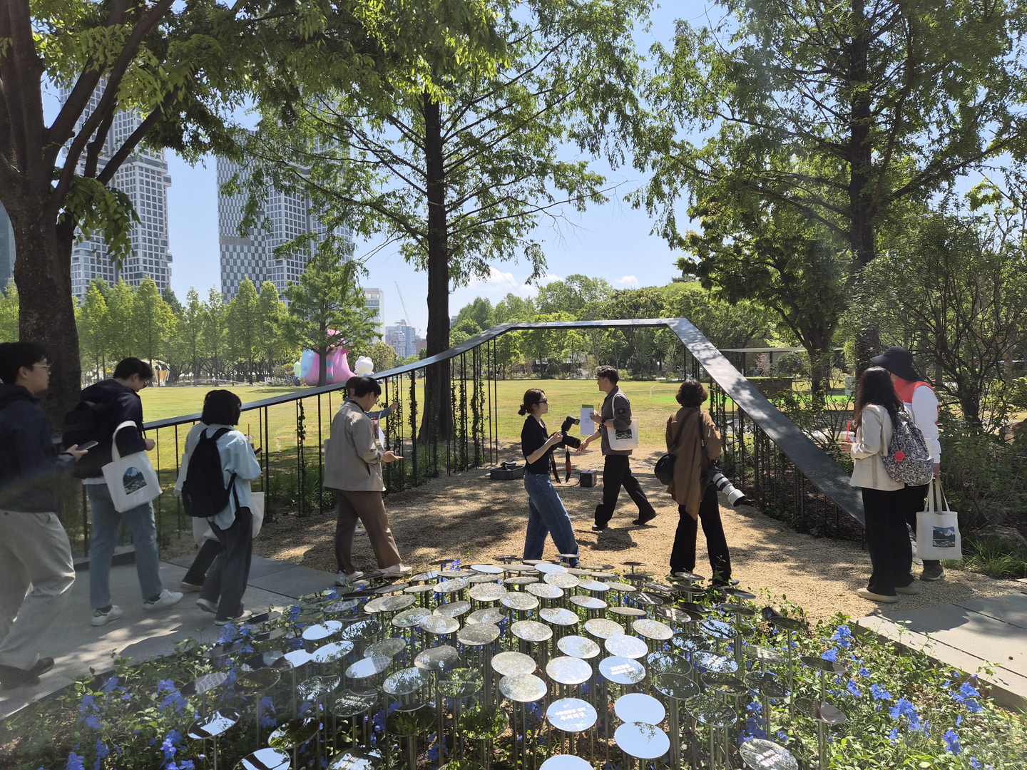 Reporters look around a garden installed in Seongdong District, eastern Seoul, as part of the Seoul International Garden Show on April 30. [CHO JUNG-WOO]