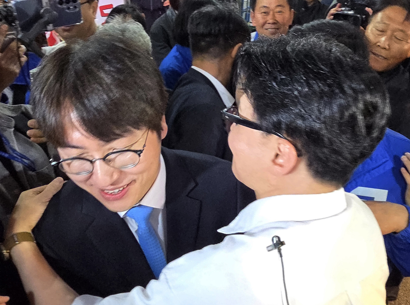 Democratic Party's candidate for Busan's Buk-A constituency, Ha Jung-woo, left, hugs Han Dong-hoon, the former Justice Minister and independent candidate for Busan's Buk-A constituency, at the Gupo Market in Busan on April 29. [YONHAP] 