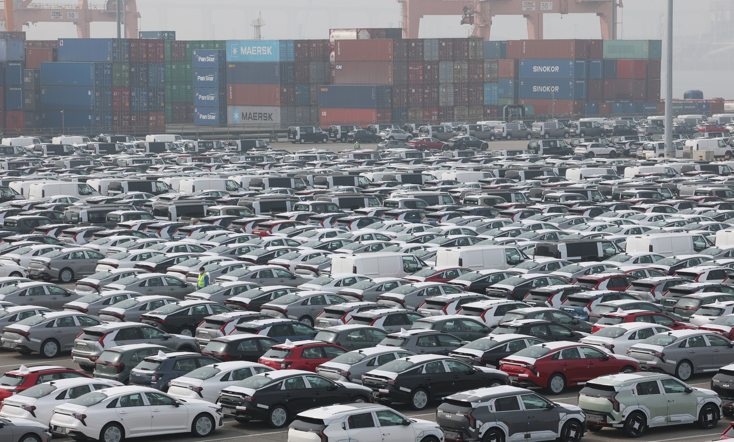Export-bound cars are parked at the Pyeongtaek port in Gyeonggi on April 3. [NEWS1]