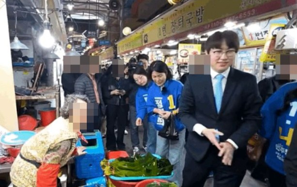 Democratic Party's candidate for Busan's Buk-A constituency, Ha Jung-woo, allegedly rubbing and flicking his hands after greeting store owners at Gupo Market in Busan on April 29. [SCREEN CAPTURE]