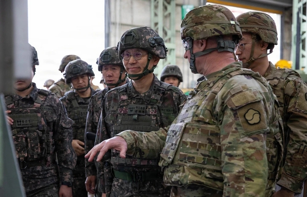 Army Chief of Staff Gen. Kim Gyu-ha, center, visits a facility at Camp Carroll, a U.S. military installation in Chilgok County, North Gyeongsang, on March 16. [REPUBLIC OF KOREA ARMY]