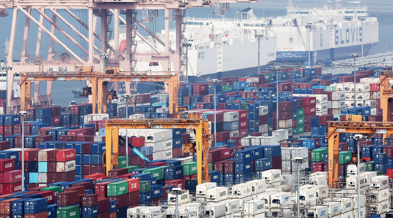 Export-bound containers are seen at the Pyeongtaek port in Gyeonggi on April 11. [YONHAP]
