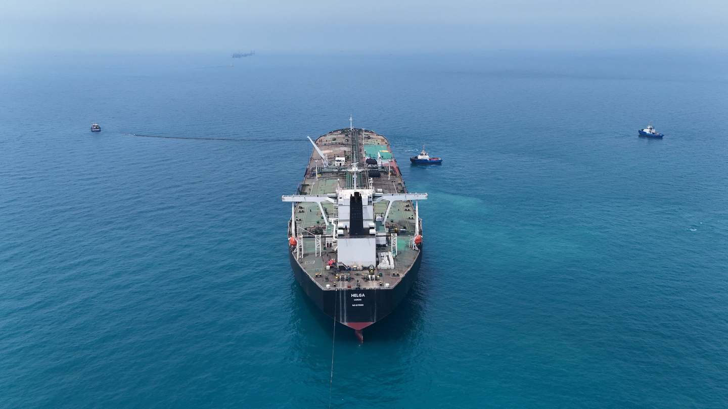 Drone view of oil tanker Helga berthed at one of Iraq's southern offshore oil terminals near Basra as it prepares to load crude oil, becoming the second vessel to arrive since the closure of the Strait of Hormuz, on April 24. [REUTERS/YONHAP]