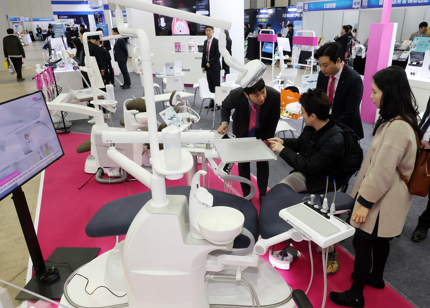 Visitors examine dental chairs and other advanced equipment at the “Busan Dental Exhibition 2026,” held on March 22 at Exhibition Hall 2 of BEXCO in Haeundae District, Busan. The event showcases the latest dental technologies and supports companies in expanding market opportunities. [JOONGANG ILBO]