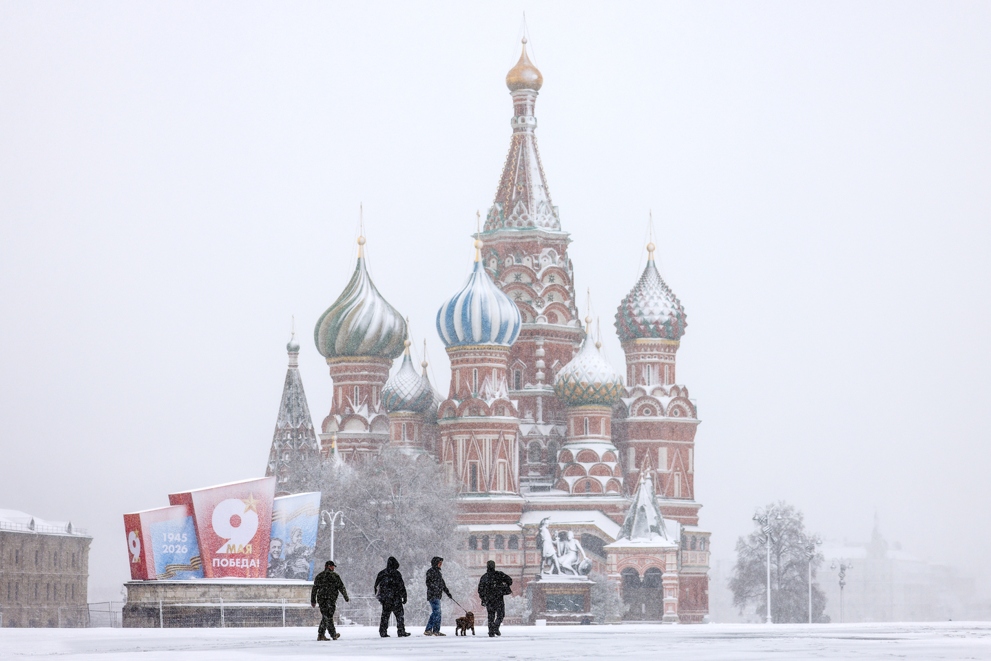 People walk across the Red Square in Moscow during a snowstorm on April 27. [TASS/YONHAP] 