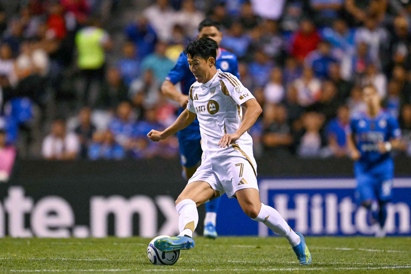 Son Heung-min of Los Angeles Football Club controls the ball against Cruz Azul during the second leg of the quarterfinals of the Concacaf Champions Cup at Estadio Cuauhtemoc in Puebla, Mexico, on April 14. [AFP/YONHAP] 