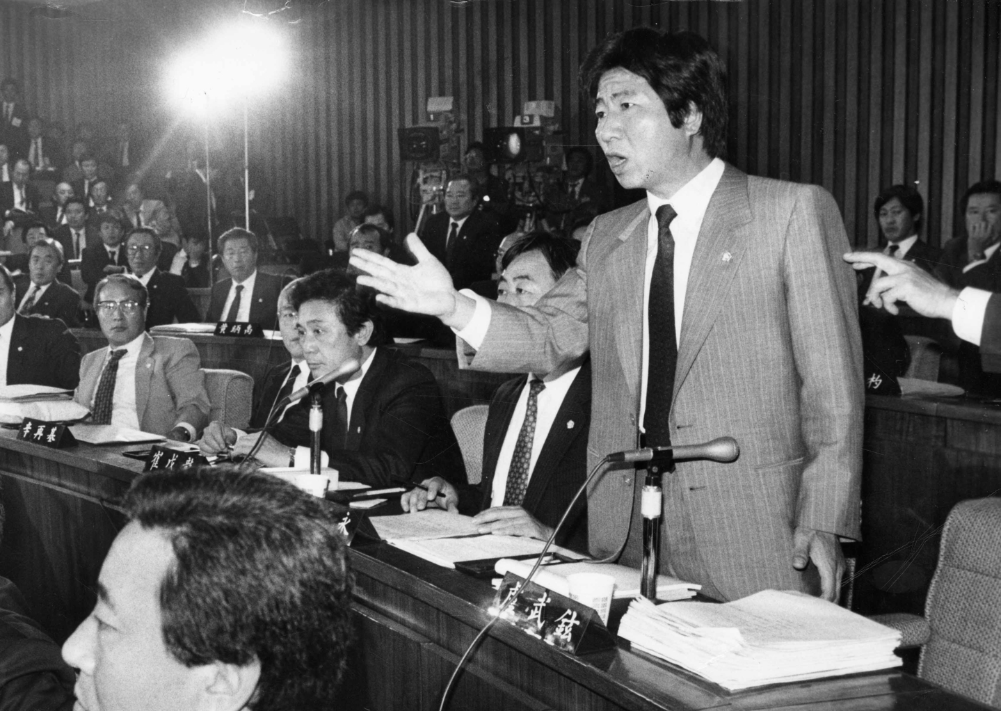 Roh Moo-hyun, then a lawmaker, questions a witness over corruption during a parliamentary hearing on Fifth Republic-era abuses in November 1988. His respectful yet sharp questioning at the hearing helped propel him into prominence and, later, the presidency. [JOONGANG ILBO]