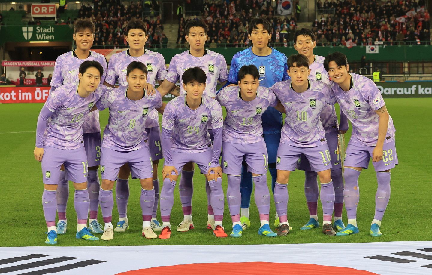 Members of the Korean starting lineup for a friendly against Austria pose for a photo before the kickoff at Ernst-Happel-Stadion in Vienna on March 31. [YONHAP]