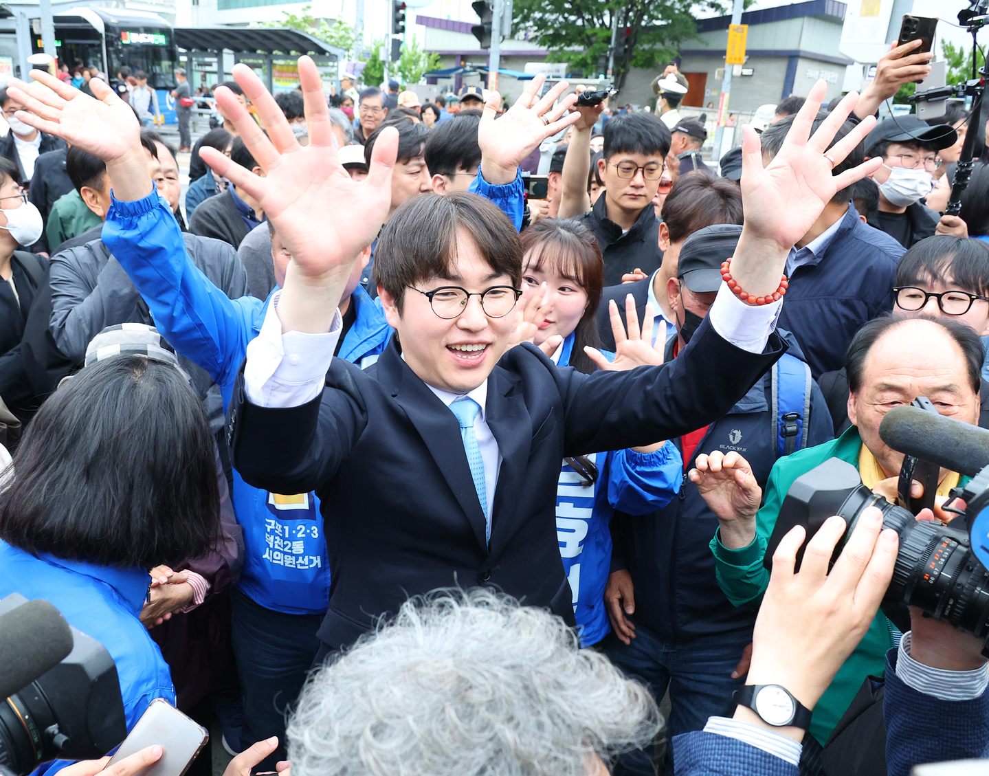 Democratic Party's candidate for Busan's Buk-A constituency, Ha Jung-woo, greets people at the Gupo Market in Busan on April 29. [YONHAP] 