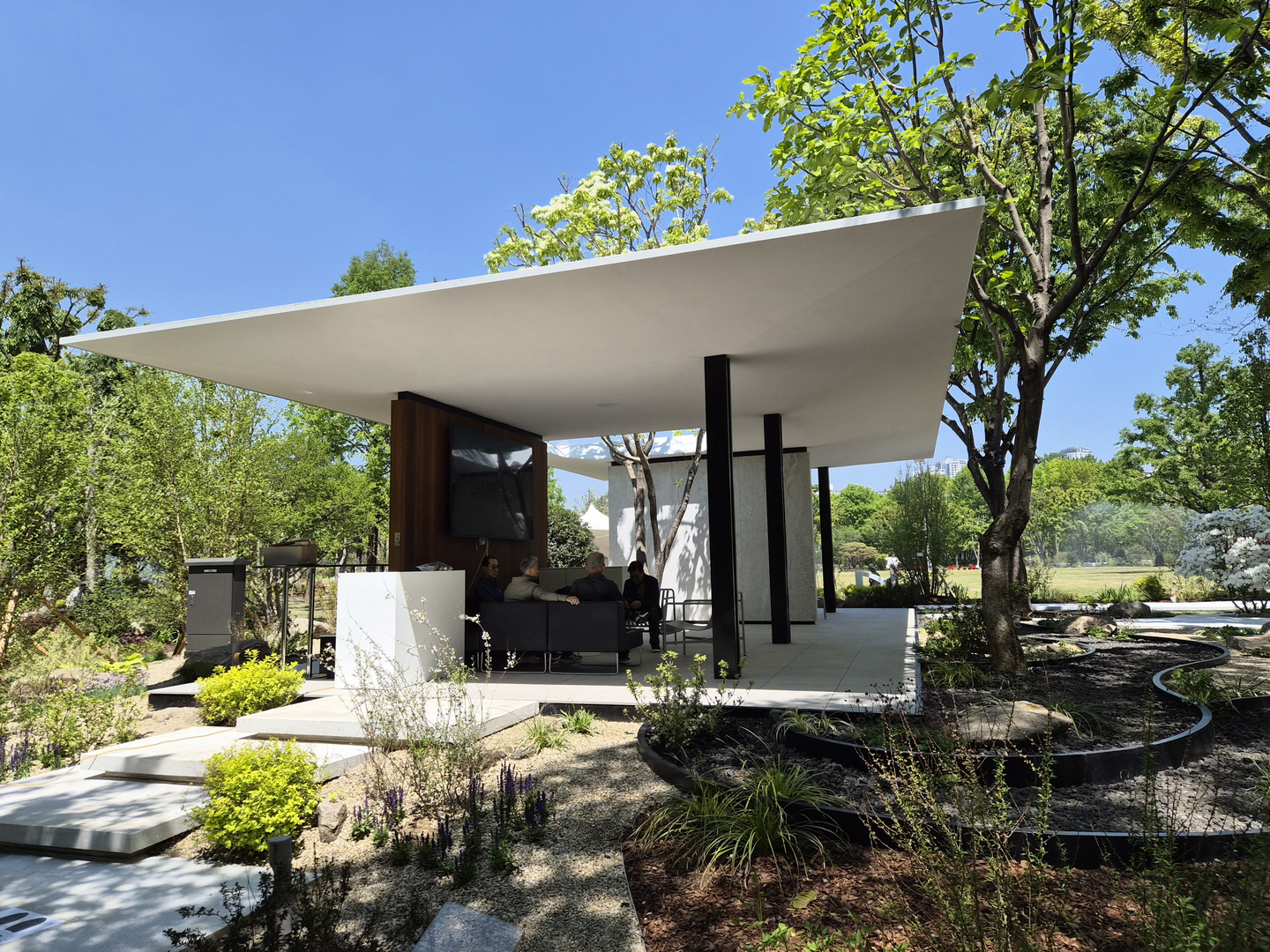 Visitors sit in a garden at the Seoul International Garden Show in Seongdong District, eastern Seoul, on April 30, a day ahead of its official opening. [CHO JUNG-WOO]
