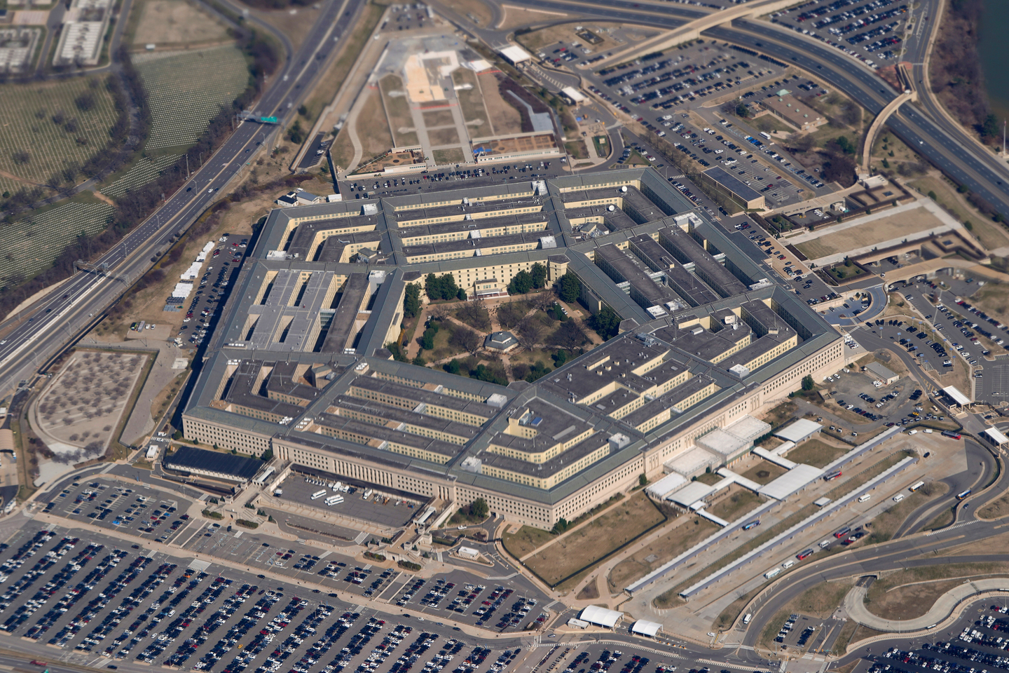The Pentagon as seen from Air Force One as it flies over Washington on March 2, 2022 [AP/YONHAP]