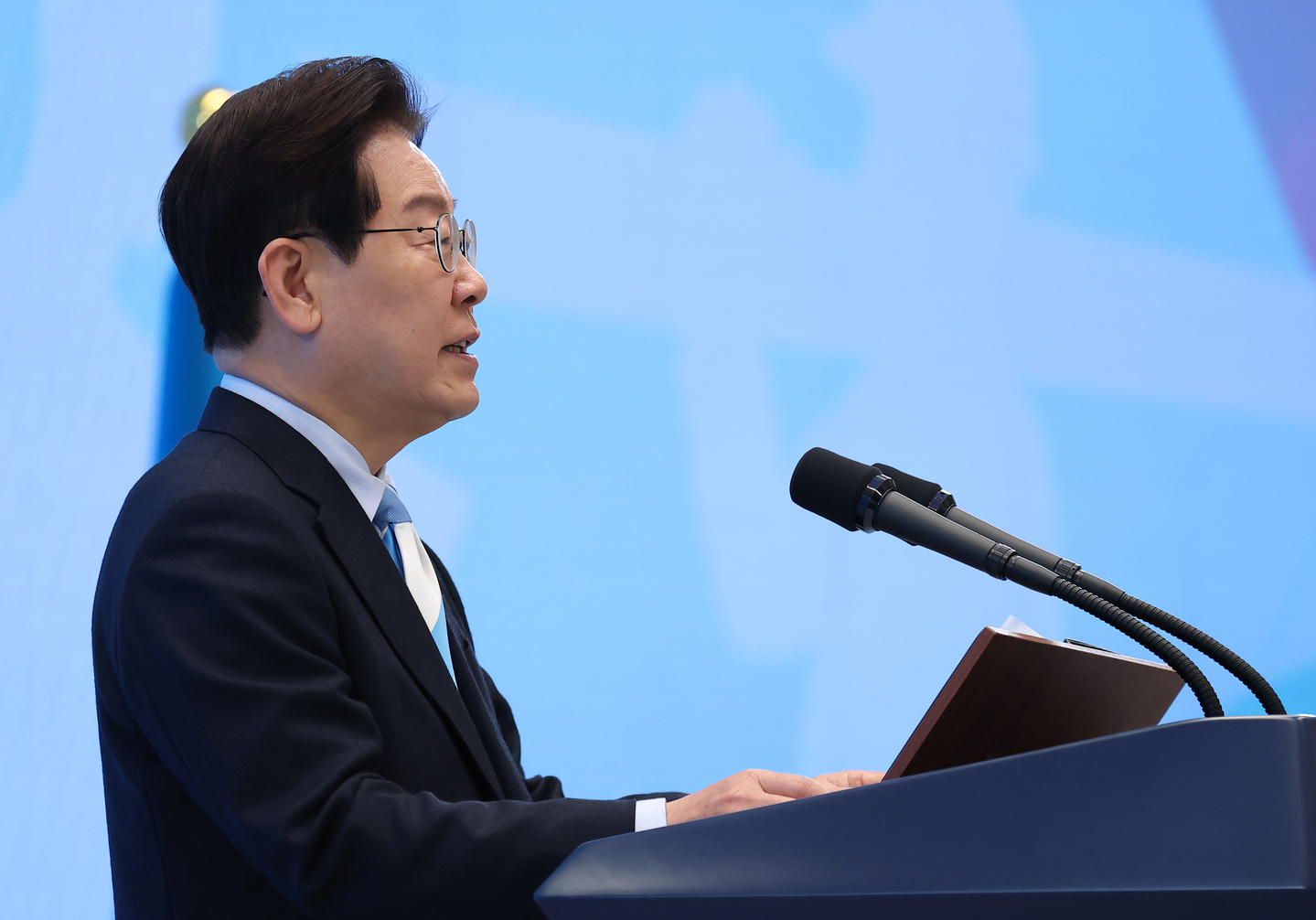 President Lee Jae Myung delivers an address at a Labor Day event at the Blue House in Jongno District, central Seoul, on May 1. [YONHAP]