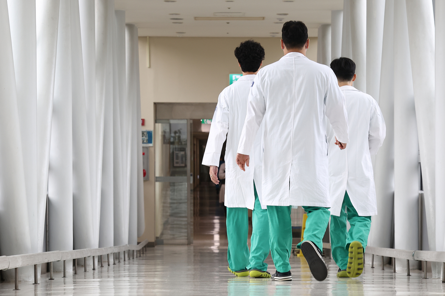 Doctors walk down a corridor inside a hospital in Seoul on May 1. [YONHAP]