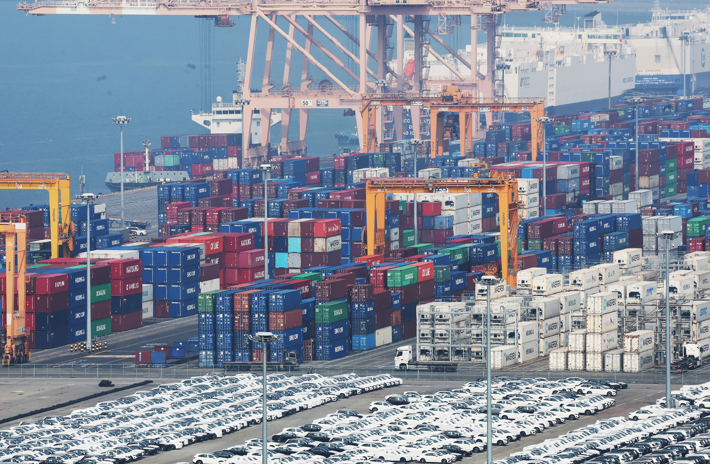 A port in Pyeongtaek, Gyeonggi, on April 1 [YONHAP]