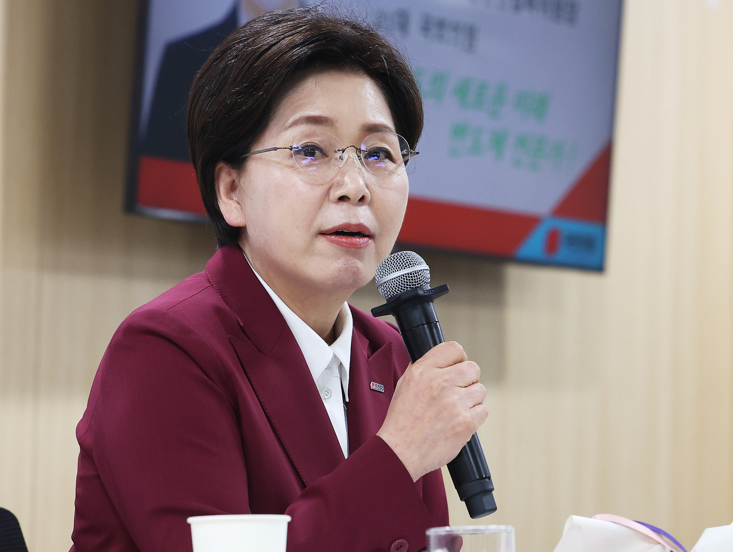 Yang Hyang-ja, a People Power Party candidate for Gyeonggi governor, speaks during a roundtable of prospective candidates at the Gyeonggi Provincial Council in Suwon on April 29. [YONHAP]