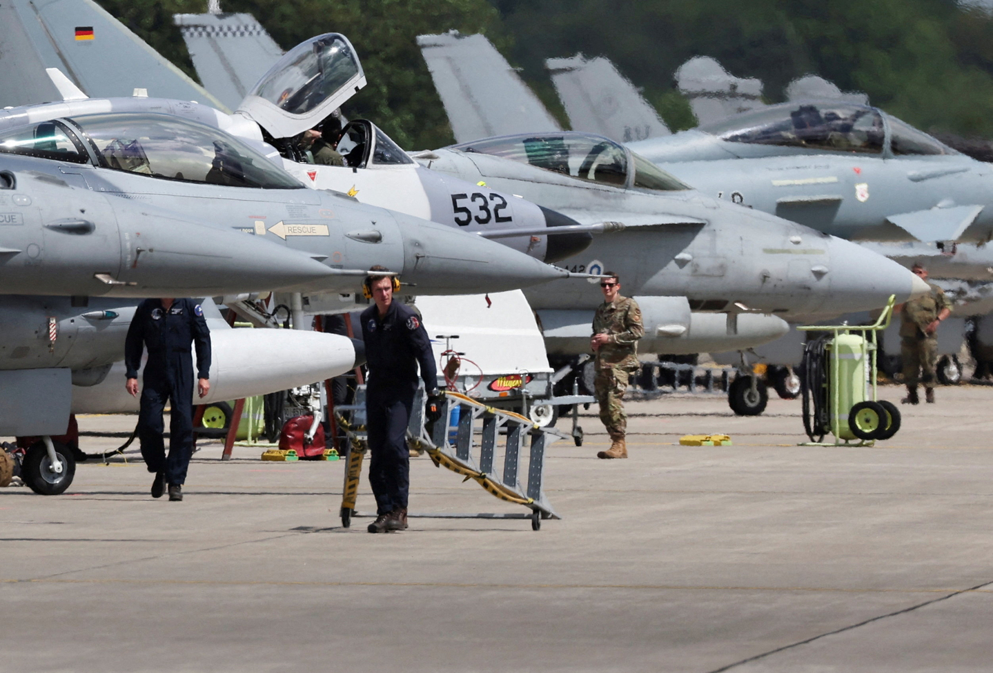 Combat aircraft from a NATO country stand in front of a hangar during a fighter plane maneuver exercise at the U.S. military's Ramstein Air Base, near Ramstein-Miesenbach, Germany, on June 6, 2024. [REUTERS/YONHAP]