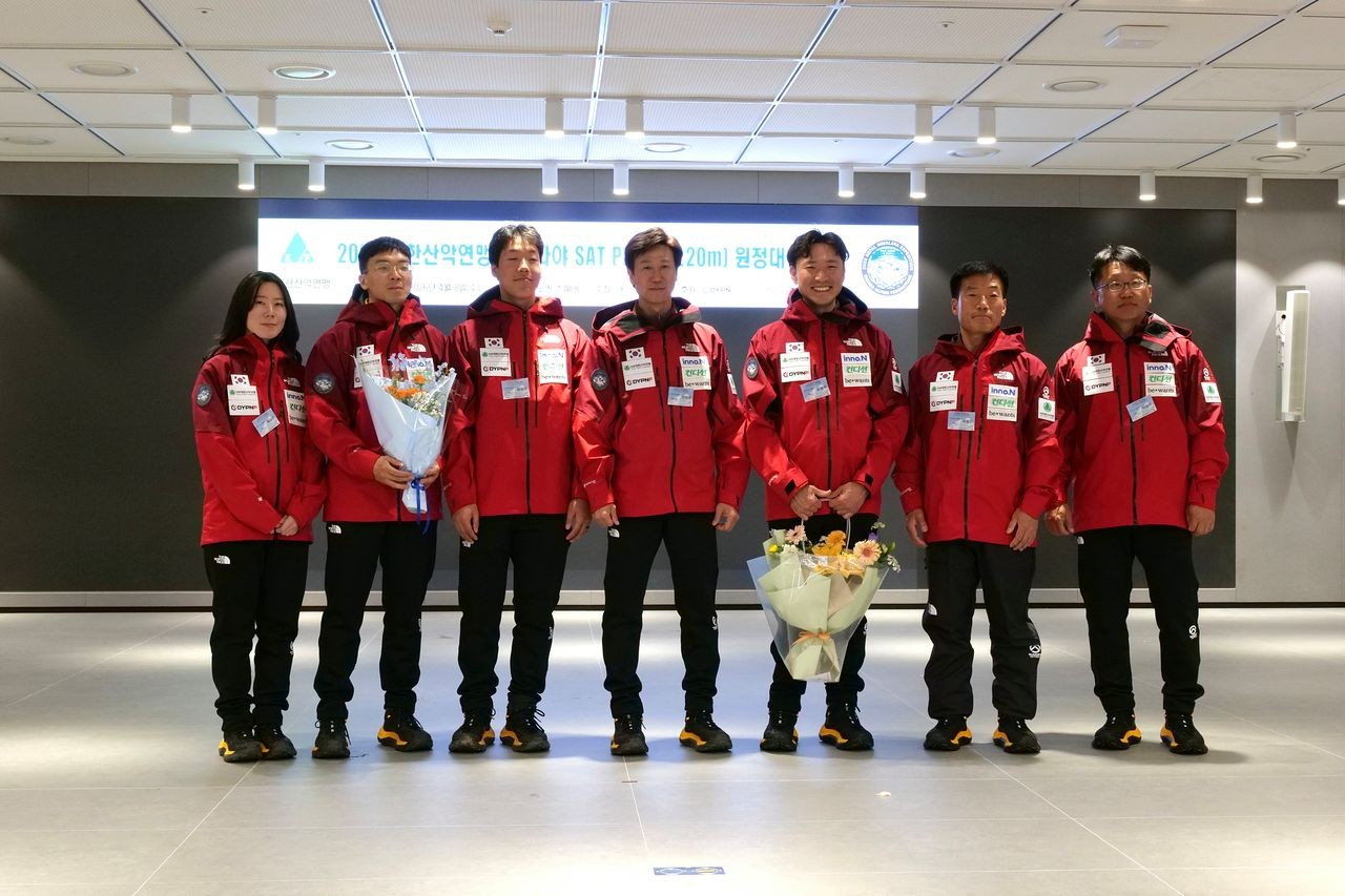 The Korean Sat Peak expedition team pose for a photo. [KOREA ALPINE FEDERATION] 