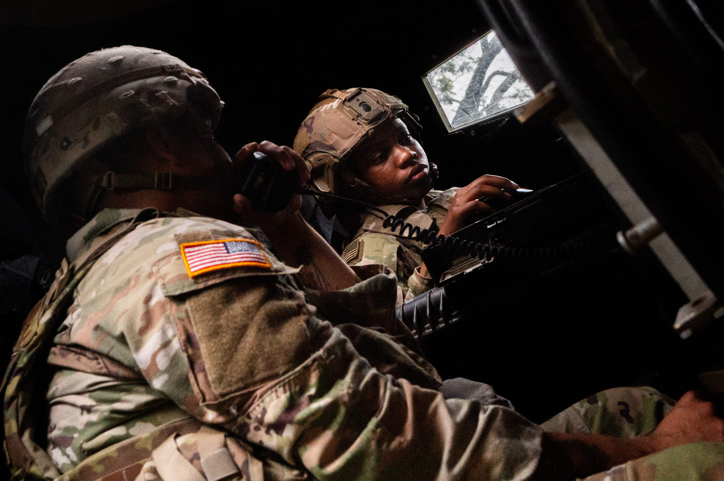 Soldiers with the U.S. 1st Battalion, 82nd Artillery Regiment, 1st Cavalry Division communicate through radio during live fire training on April 29 in Fort Hood, Texas. [GETTY IMAGES/YONHAP]