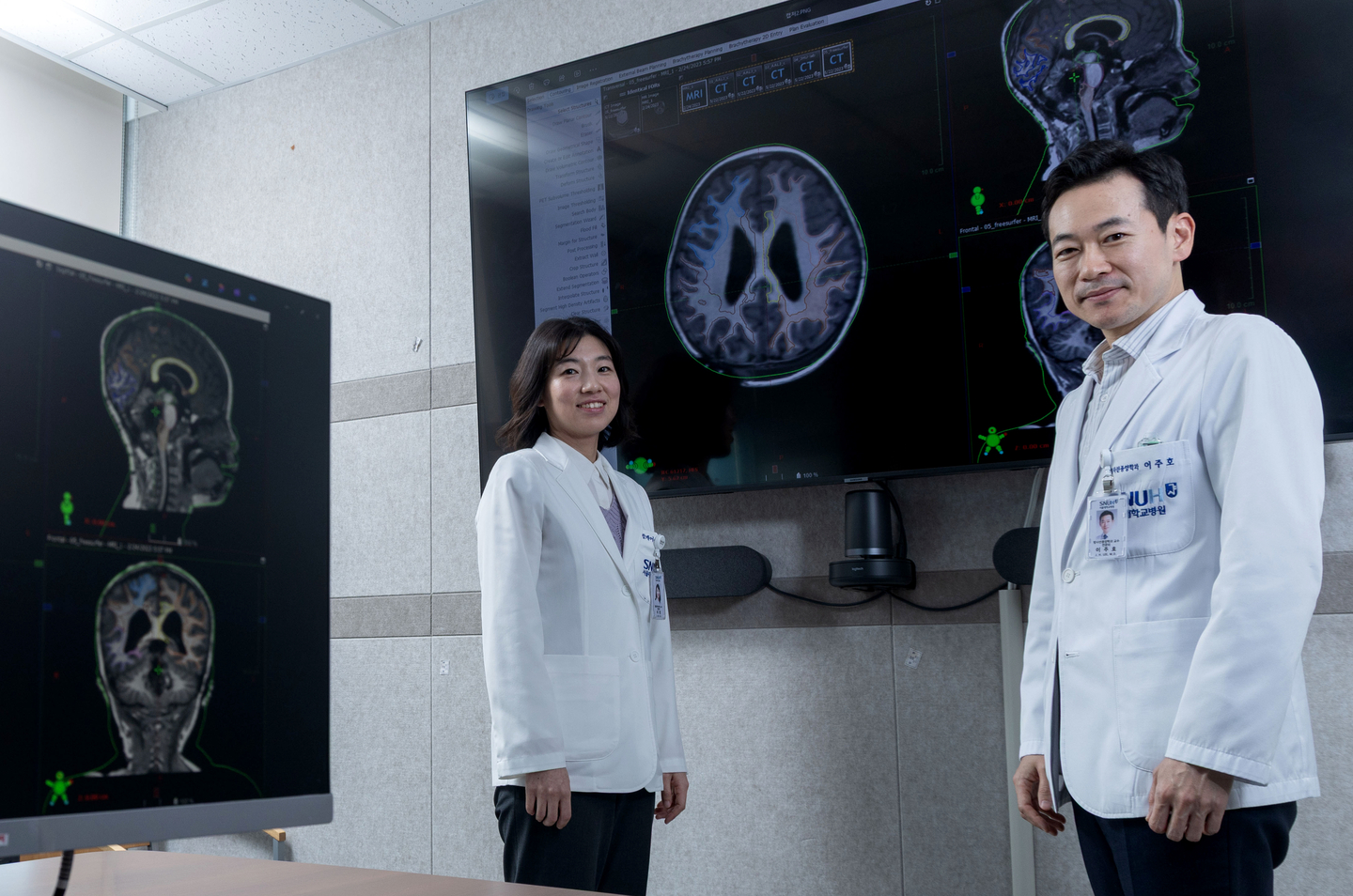 Profs. Lee Joo-ho, right, and Lee Jung pose for a photo at Seoul National University Hospital in Jongno District, central Seoul, during an interview with the JoongAng Ilbo on April 21. [JANG JIN-YOUNG]