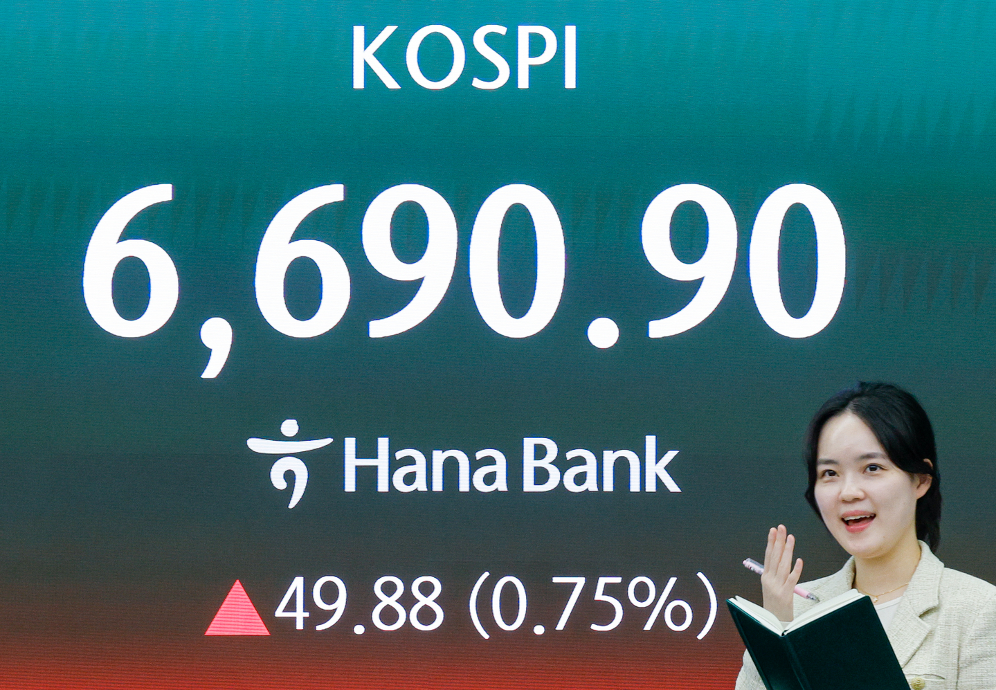 An electronic screen in Hana Bank's trading room in central Seoul shows the Kospi closing at 6,690.90 on April 29. [NEWS1] 
