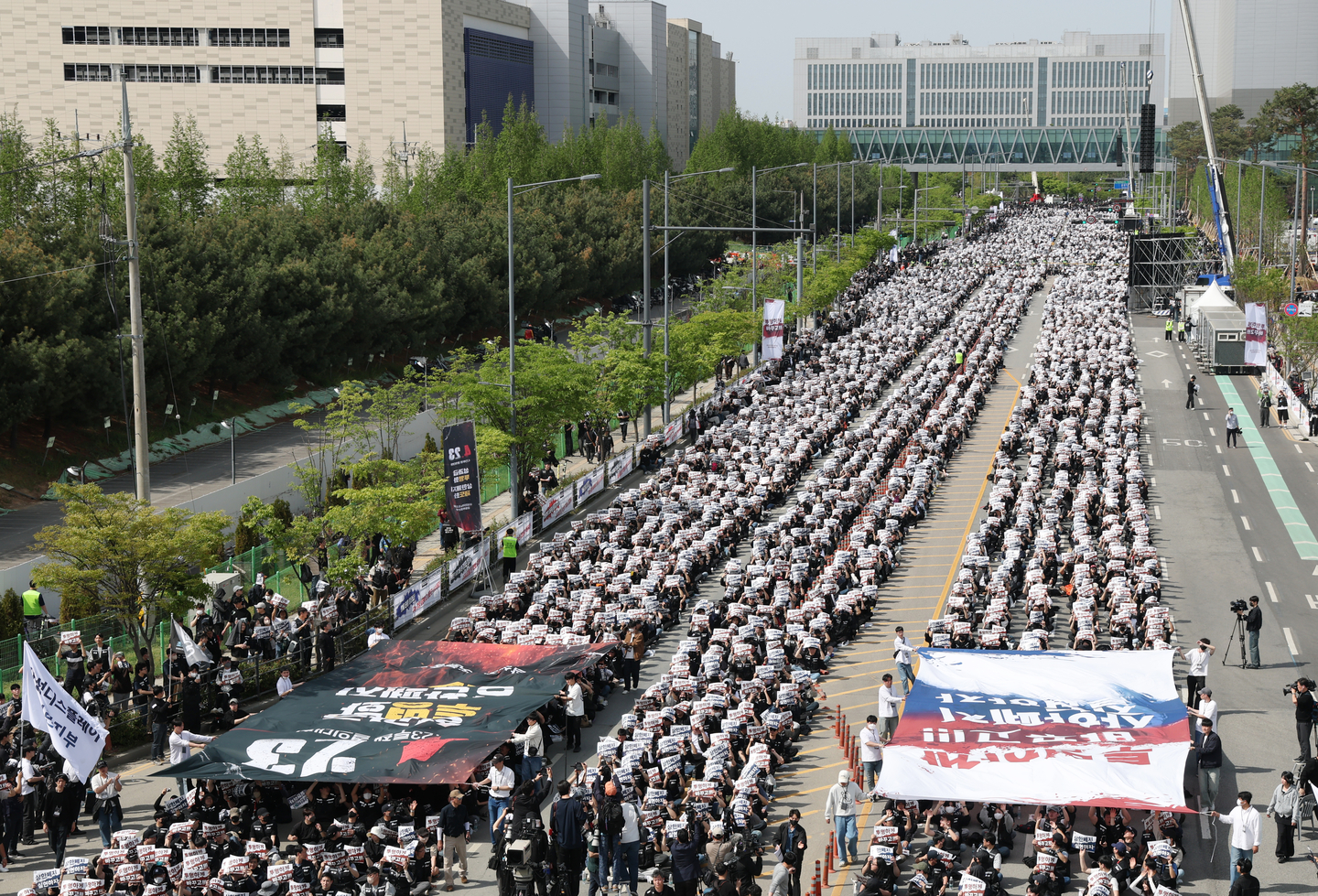 Members of Samsung Electronics' labor union hold a large-scale rally near the company’s Pyeongtaek campus in Gyeonggi on the afternoon of April 23. [JOONGANG ILBO]